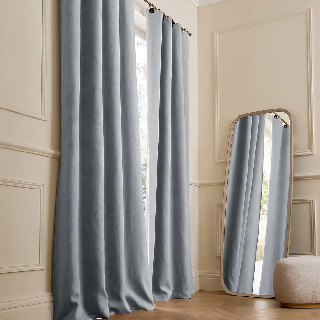 Verduisteringsgordijn van gewassen linnen, leren lussen, Private