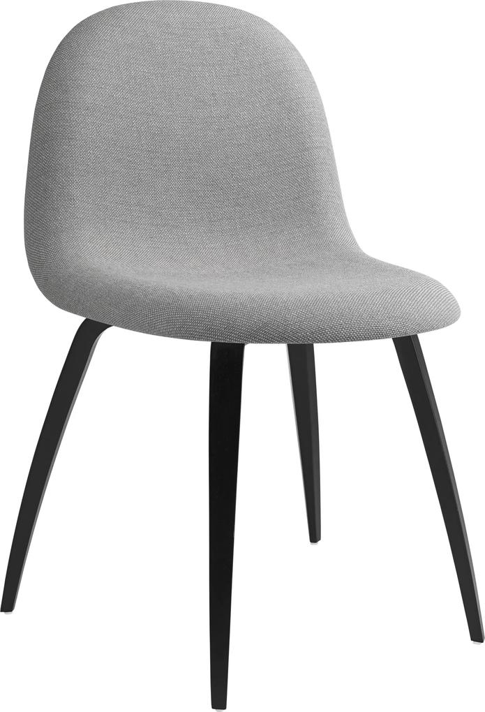 Gubi Gubi 3D stoel gestoffeerd met gebeitst onderstel Hallingdal 123