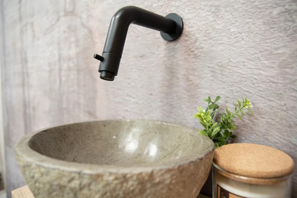 Saniclear Seba fonteinset met eiken plank, rivierstenen waskom en zwarte kraan voor in het toilet
