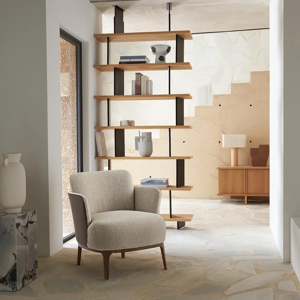 Fauteuil in notenhout en stof in 2 materialen, Jabote