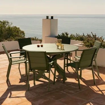 Barces Uitschuifbare Tuintafel 145-200x145 Cm En 6 Stapelbare Tuinstoelen Met Armleuningen Van Aluminium Karena Groen – Intens Olijf - Sklum
