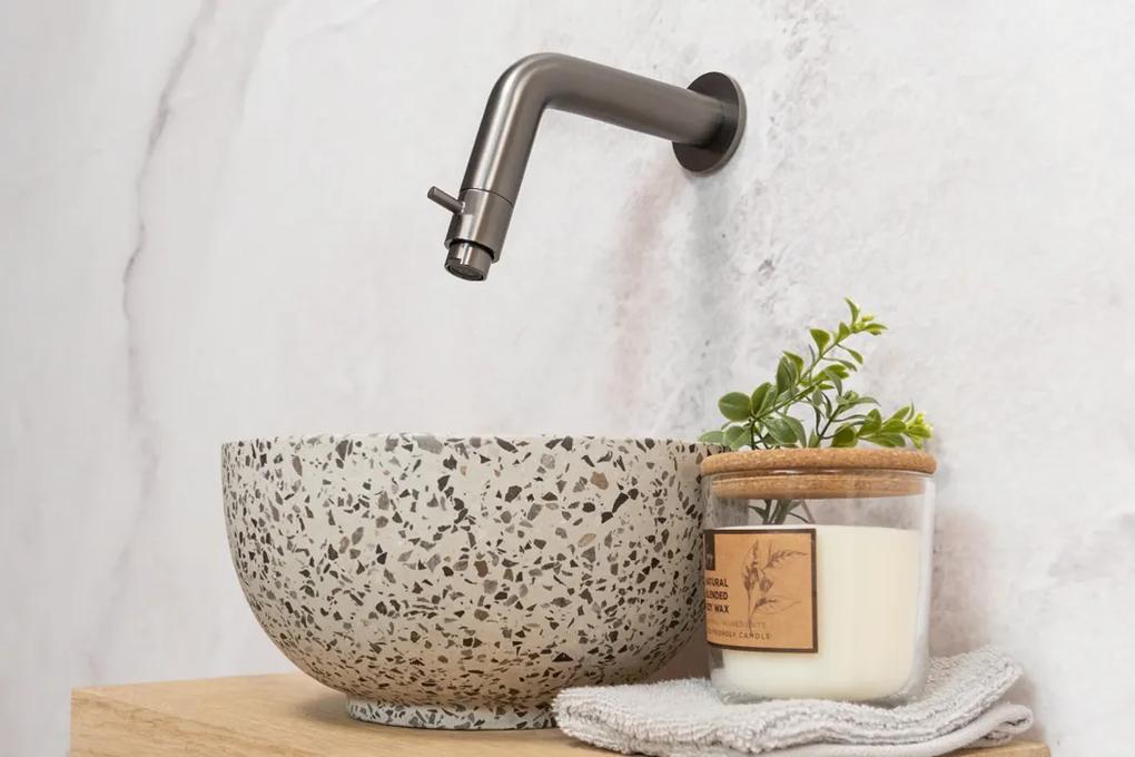 Saniclear Baru fonteinset met eiken plank, zwart-witte terrazzo waskom en verouderd ijzer kraan voor in het toilet