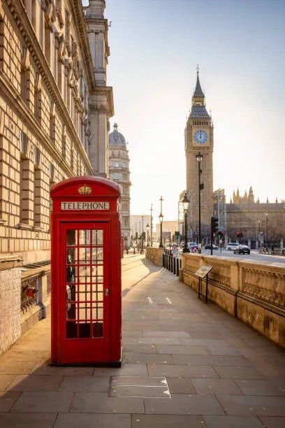 Foto A classic, red telephone booth in, SHansche