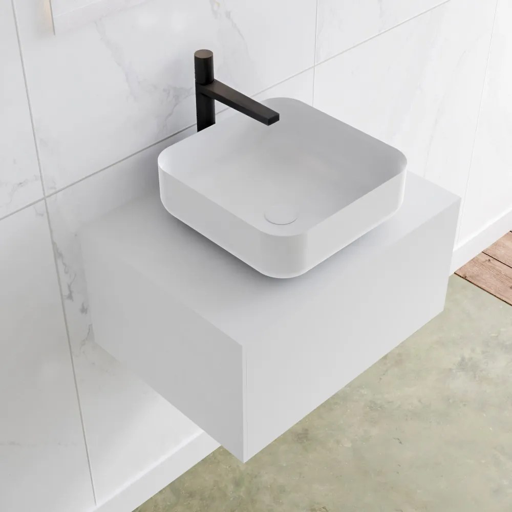 Zaro Lagom volledig naadloos solid surface onderkast met topblad 60cm mat wit met 1 lades Push tot open. Compleet met solid surface opzetkom met 1 kraangat(en)