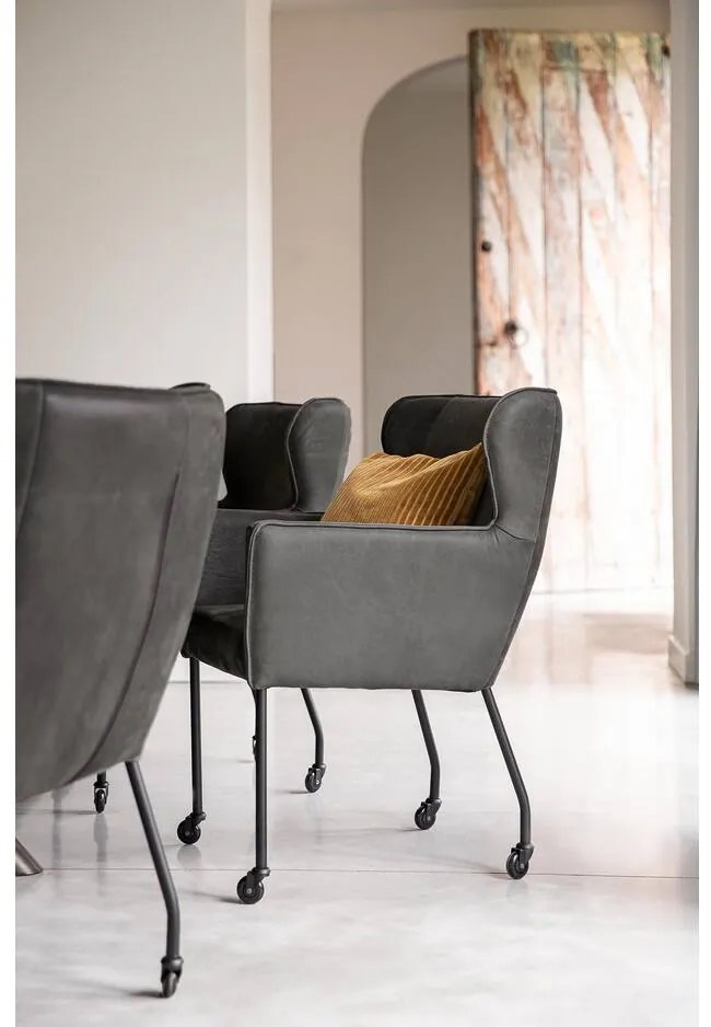 Goossens Excellent Eetkamerstoel Leogang zwart leer met armleuning en Zwart skater wiel met zwarte kapmet wielen, elegant chic