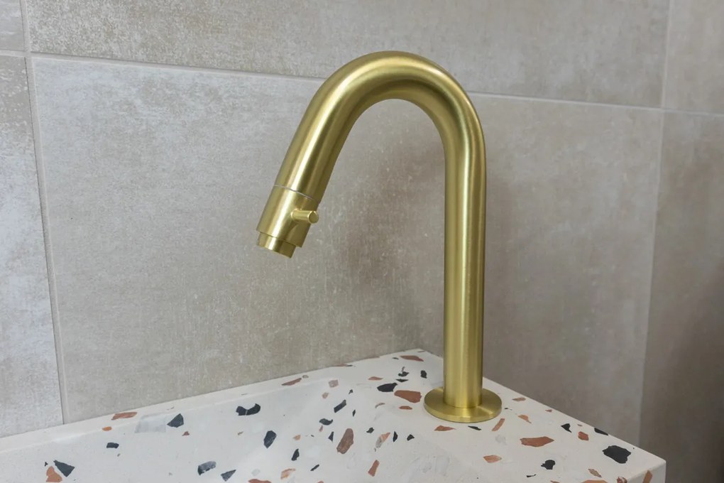 Saniclear Terrazzo fonteinset met gebogen kraan in geborsteld messing