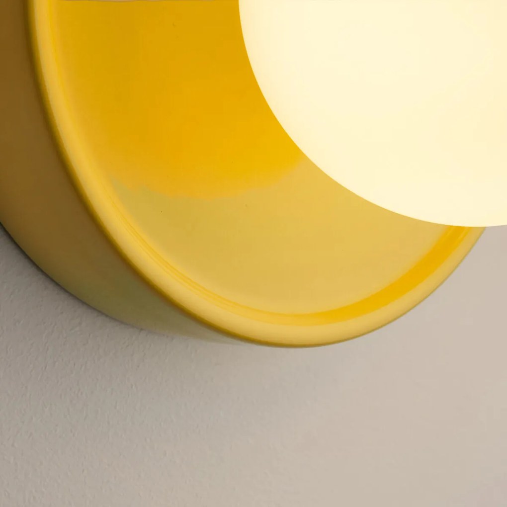 Ronde wandlamp van keramiek en opaline glas, Holi