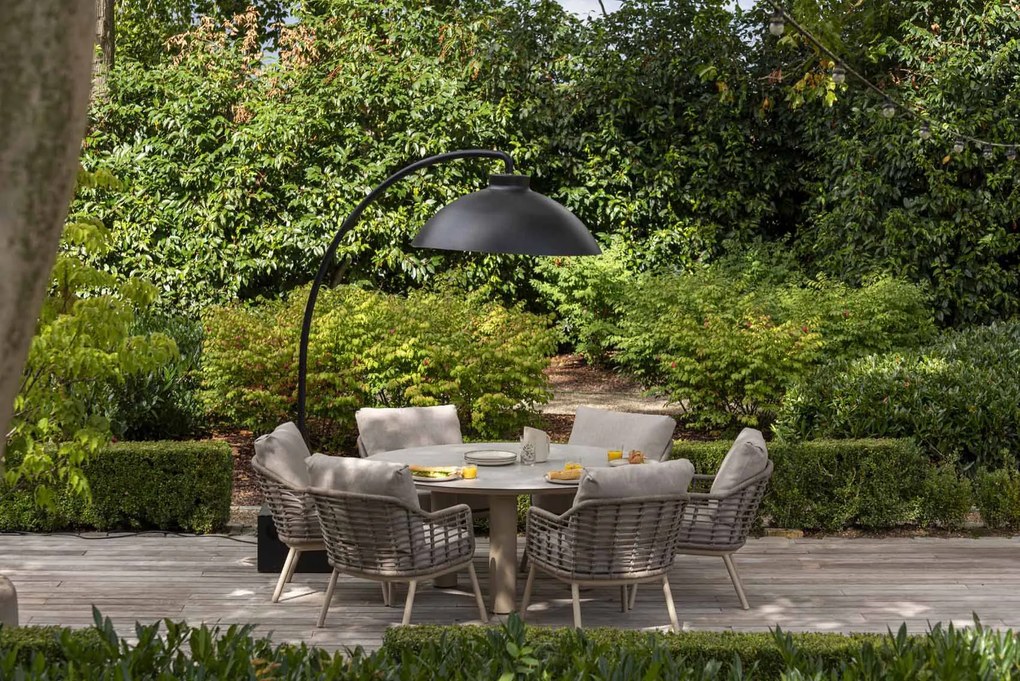 Taste by 4 Seasons Puglia low dining set latte met Low Donato tafel met geprint keramisch blad Ø 160 cm Tuinset taupe weerbestendig