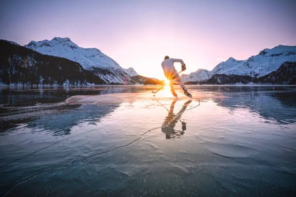 Foto Ice hockey player skating on frozen, Roberto Moiola / Sysaworld