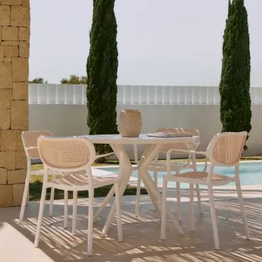 Ronde Tafelset Ø100 Cm In Aluminium Valerie En 4 Stapelbare Tuinstoelen Met Armleuningen In Polypropyleen Omara Glaciale Wit - Sklum