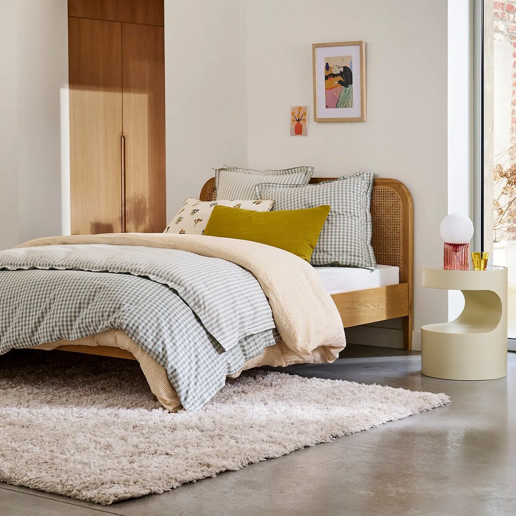 Bed met hoofdeinde en lattenbodem, van eikenhout, fineer en rotanriet, MADARA