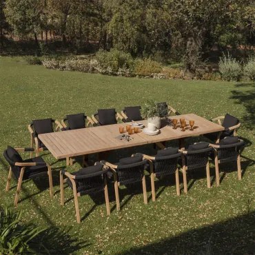 Rechthoekige Uitschuifbare Tafel 200-260-320x100 Cm En 12 Tuinstoelen Met Armleuningen Van Acaciahout Dubai Stof Grijs – Grafiet & Rustiek Acaciabruin