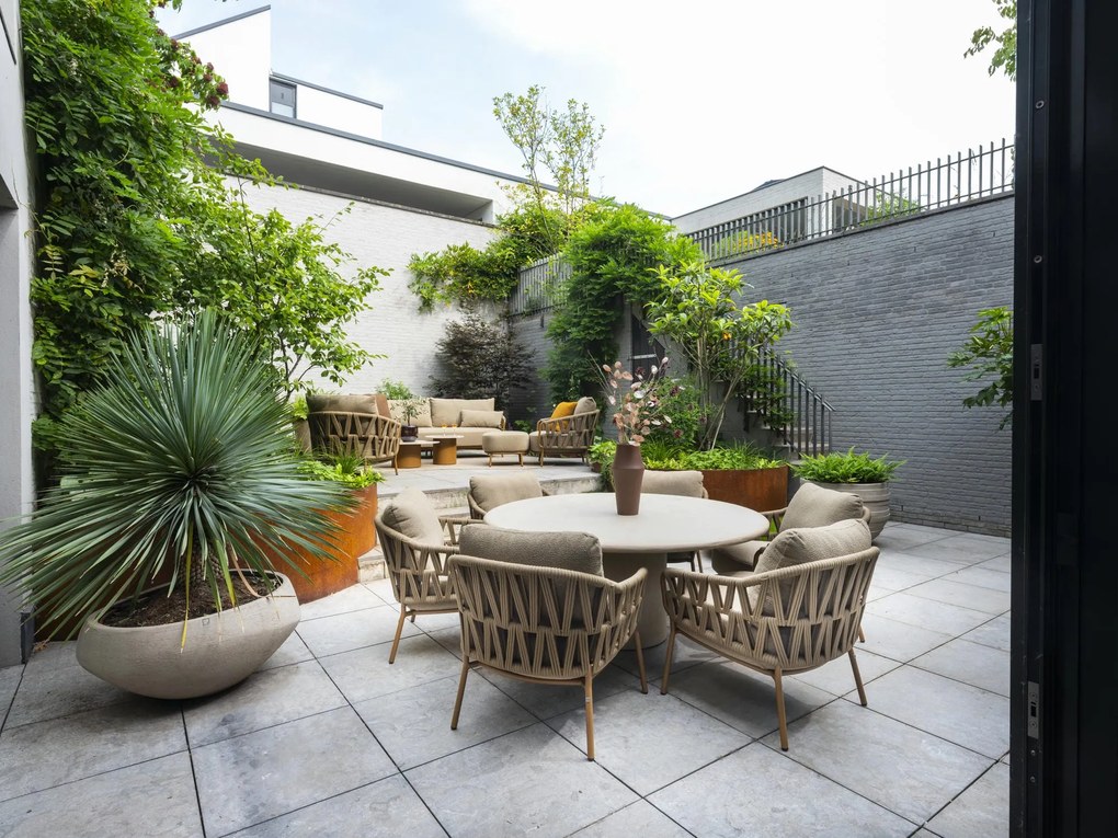 4 Seasons Outdoor Biarritz low dining tuinset amber met Hampton tafel Ø 160 cm Tuinset beige weerbestendig