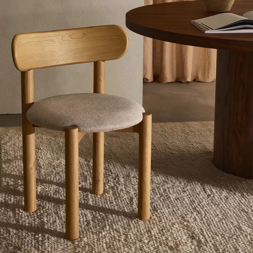 Kave Home Nebai Eiken Eetkamerstoel Met Beige Stof