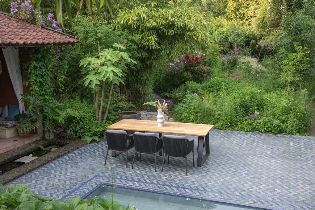 4 Seasons Outdoor Ravello tuinset met Basso tafel en bank Tuinset houtkleur weerbestendig