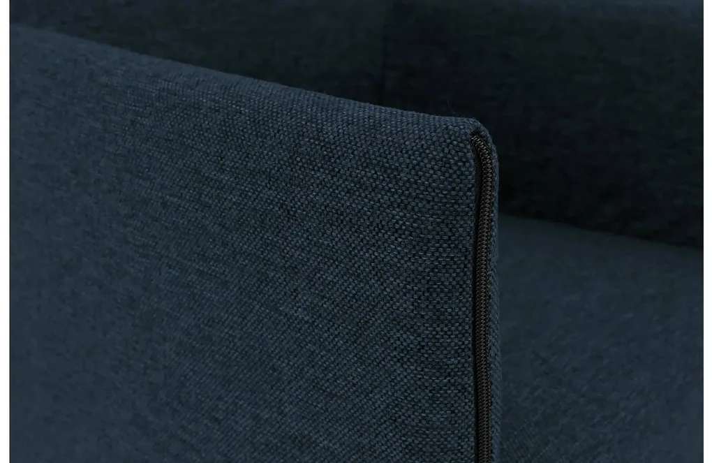 Goossens Eetkamerstoel Funk RVS Poten blauw stof met armleuning en met wielenTransparant skater wiel met rvs kap, modern design
