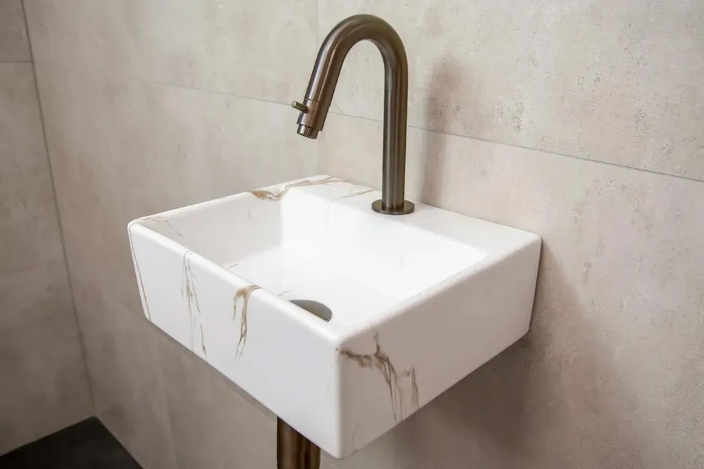 Mueller Dot fonteinset met wit marmeren fontein en gebogen verouderd messing kraan