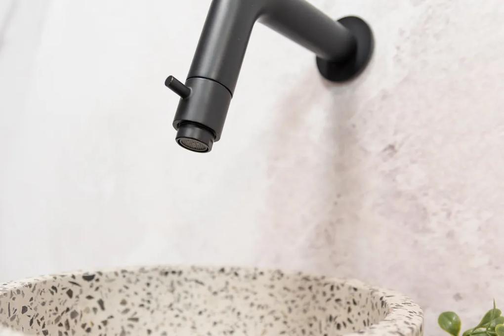 Saniclear Baru fonteinset met eiken plank, zwart-witte terrazzo waskom en zwarte kraan voor in het toilet