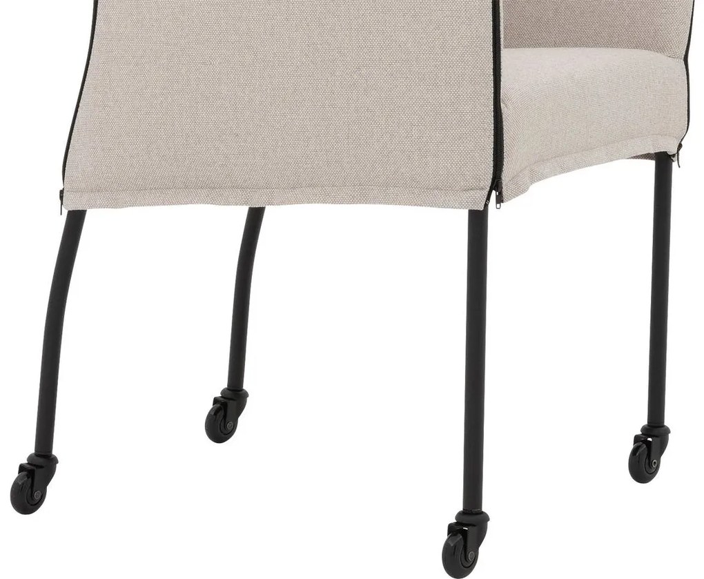 Goossens Eetkamerstoel Funk Zwarte Poten beige stof met armleuning en Zwart skater wiel met zwarte kapmet wielen, modern design