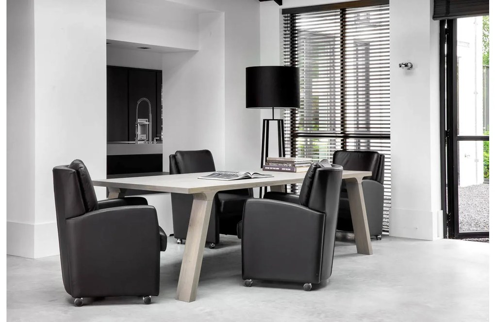 Goossens Excellent Eetkamerstoel Lini zwart leer  met armleuning en met wielenmet chromen wielen, modern design