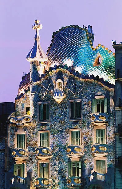 Foto Spain, Barcelona, Gaudi's Casa Batllo, dusk, Shaun Egan