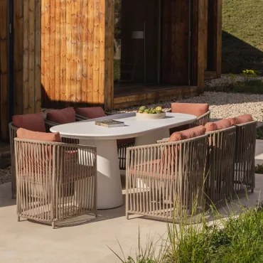 Set Van 220x95 Cm Ovale Tafel In Noemi Cement En 8 Sophie Tuinstoelen Met Aluminium Armleuningen En Gevlochten Touw Rood – Klei - Sklum