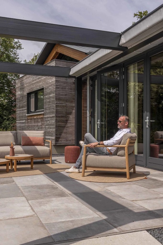 4 Seasons Outdoor Marie chaise loungeset teak met loungestoel en Finn tafels SALE Loungeset taupe weerbestendig