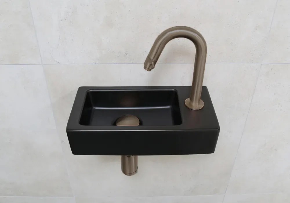Mueller Mini Rhea fonteinset mat zwart met verouderd messing gebogen fonteinkraan rechts