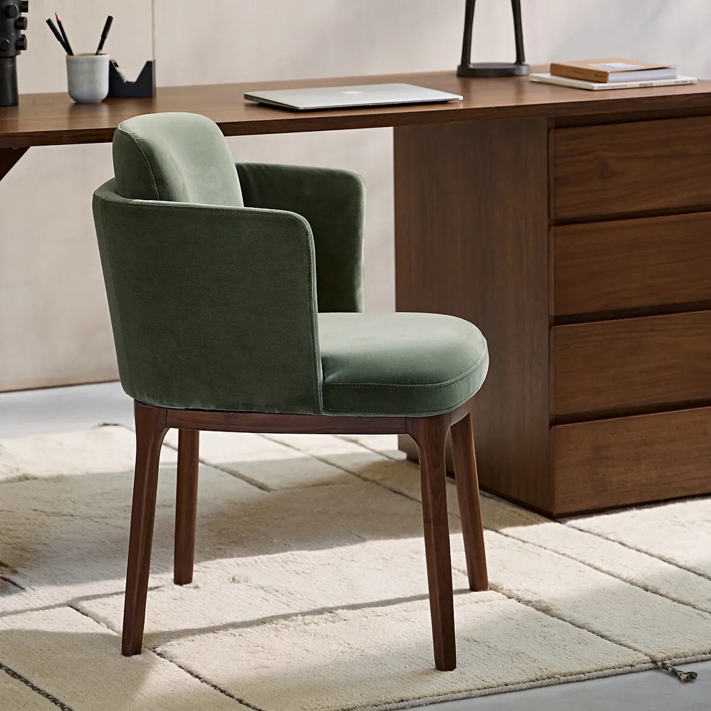 Fluwelen tafelfauteuil met walnoten poten Jabote