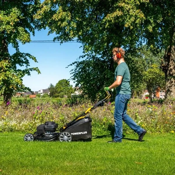PowerPlus Benzine Grasmaaier Zelfrijdend 224cc Ø560 mm – Elektrische start
