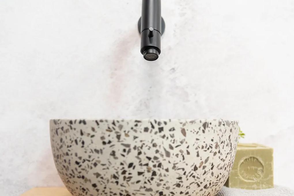 Saniclear Baru fonteinset met eiken plank, zwart-witte terrazzo waskom en zwarte kraan voor in het toilet