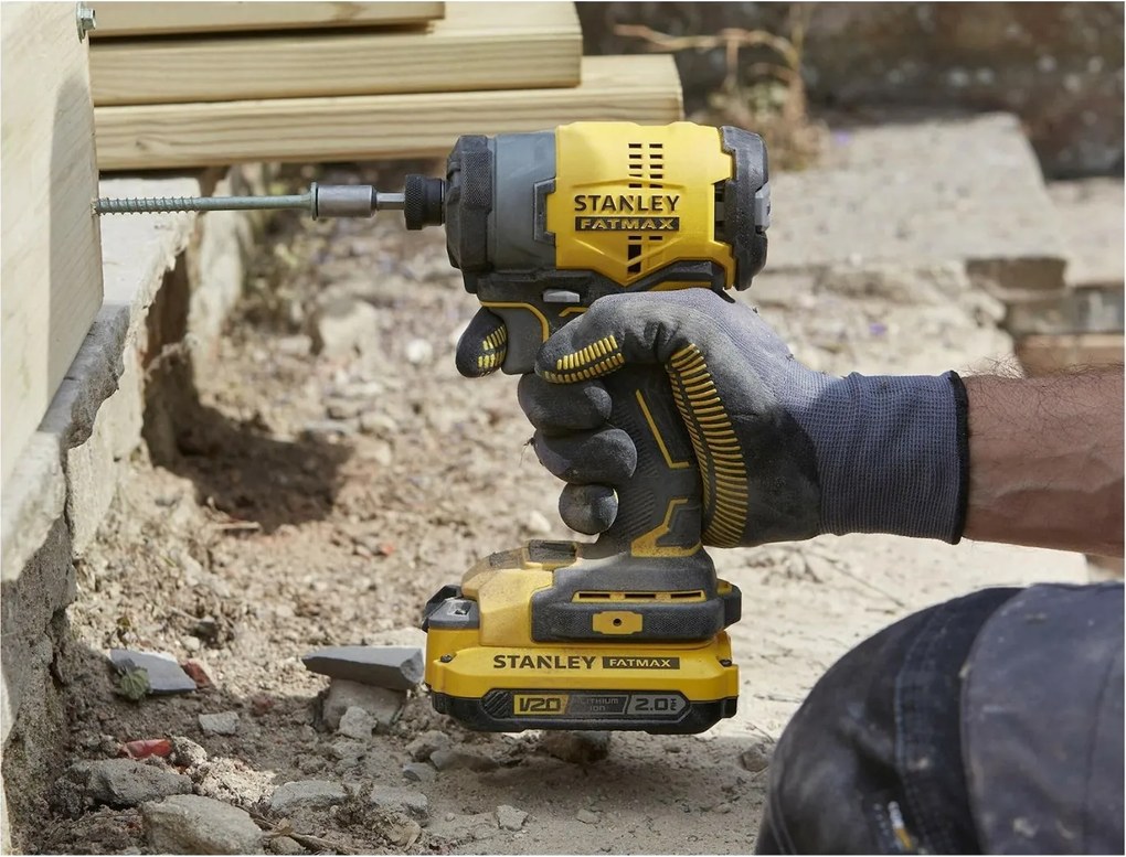 Stanley SFMCK461M2T-QW – Set met 2 stuks: klopboormachine en slagschroevendraaier, inclusief 2 V20-18V 4Ah accu’s en snellader in TSTAK-koffer.
