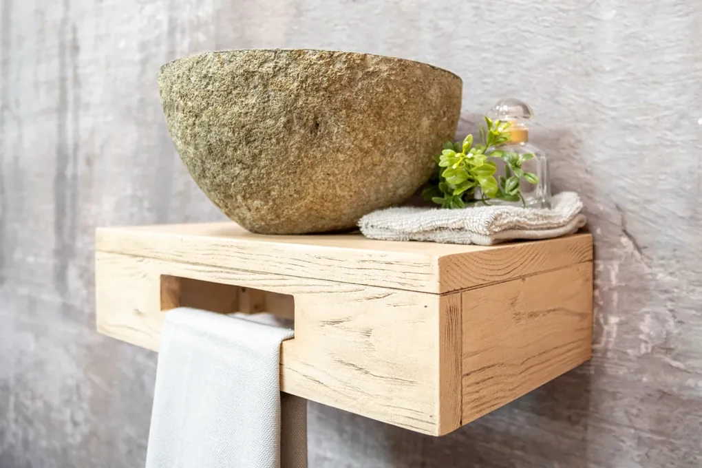 Saniclear Seba fontein met eiken plank en rivierstenen waskom voor in het toilet