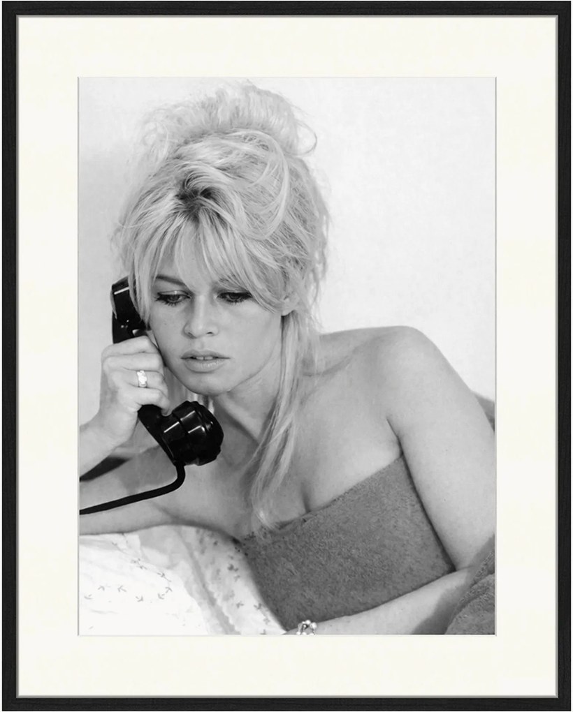 Ingelijste digitale print Brigitte On The Phone
