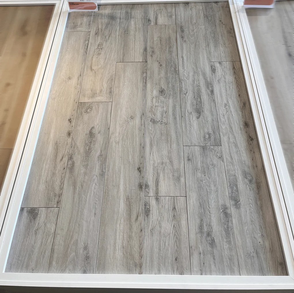 Houtlook Tegel 20x120 Cm Grijs Bruin Met Noesten NR108