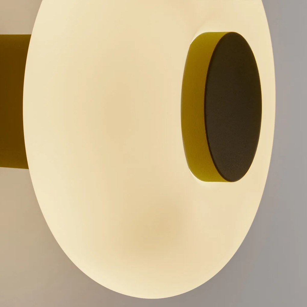 Wand- of plafondlamp, ijzer en opaline glas, diameter 21,5 cm, OMER