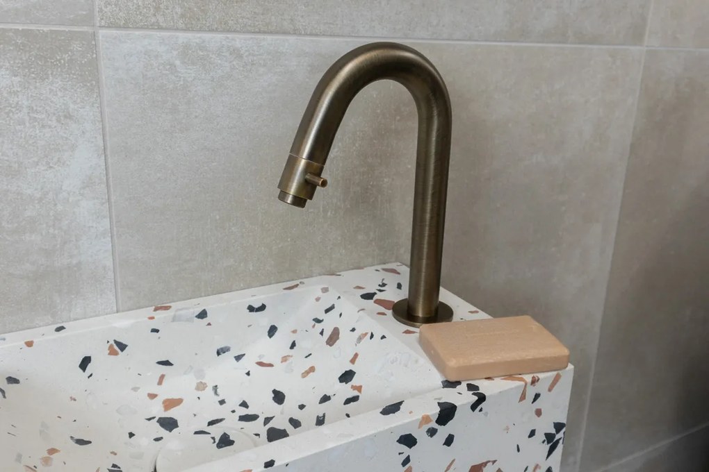 Saniclear Terrazzo fonteinset met gebogen kraan in verouderd messing