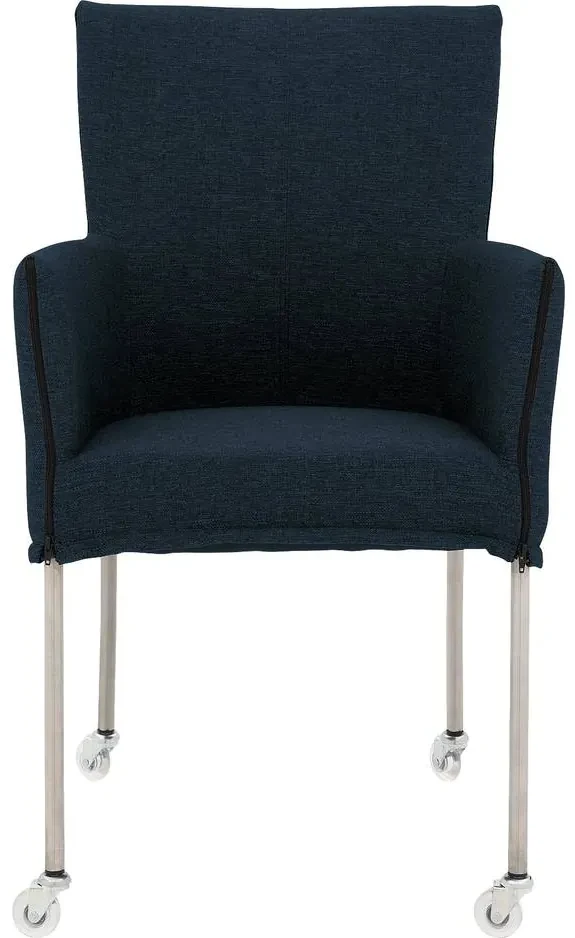 Goossens Eetkamerstoel Funk RVS Poten blauw stof met armleuning en met wielenTransparant skater wiel met rvs kap, modern design