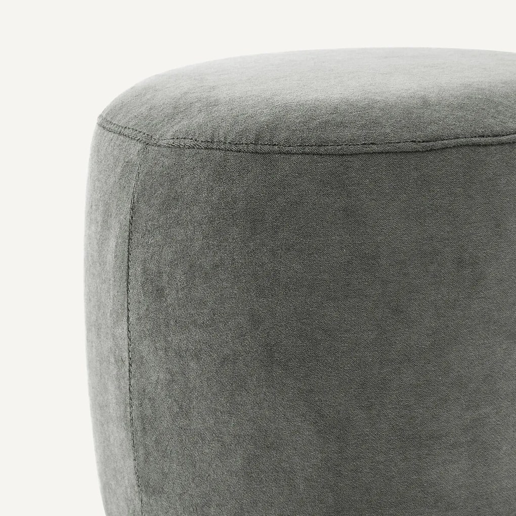 Poef van stonewashed fluweel, Rosebury, ontwerp Emmanuel Gallina