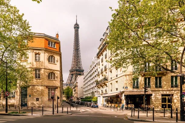Foto Street in Paris with Eiffel Tower, France, Alexander Spatari