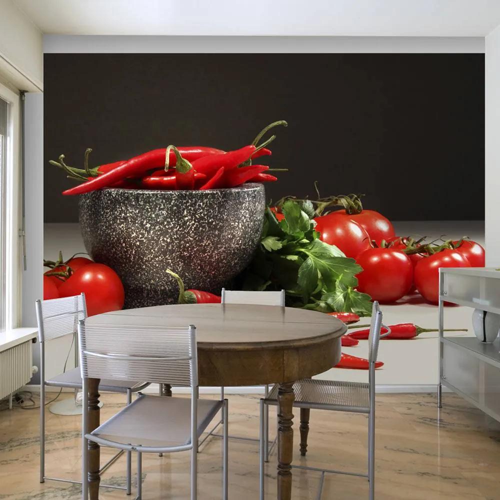 Fotobehang - Rode tomaten en pepers in vijzel , zwart grijs