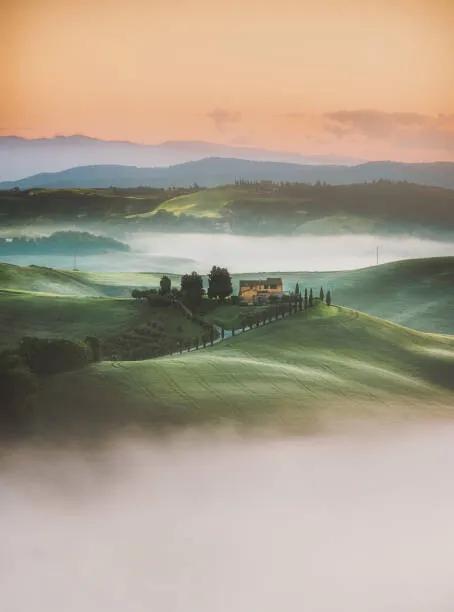 Kunstfotografie Tuscany sunrise landscape view of green, serts, (30 x 40 cm)