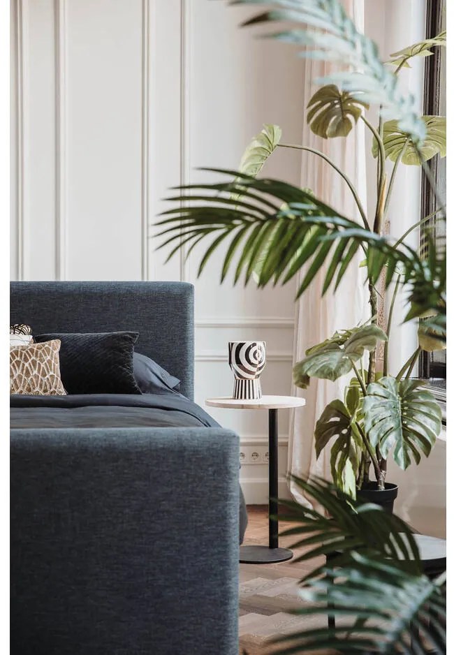 Goossens Nachtkastje Runt, Voet rond metaal ral 9005 zwart, blad massief eik