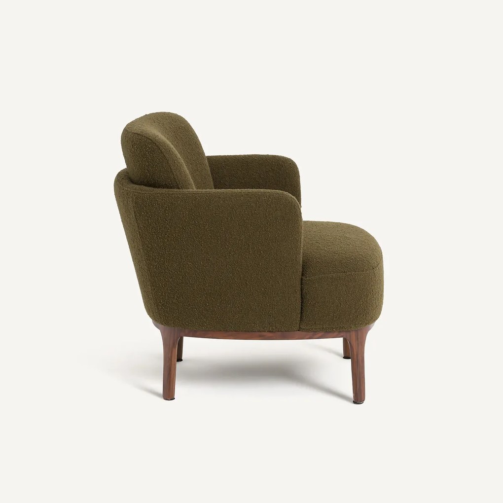 Fauteuil met notenhouten poten in bouclé stof, Jabote