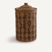 Mand in gevlochten rotan, Syan