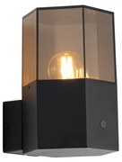 Buiten wandlamp zwart met smoke glas zeshoek en schemersensor - Denmark