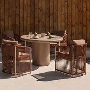 Set Bestaande Uit Een Ronde Tafel Van 120 Cm Van Namara-cement En 4 Tuinstoelen Met Aluminium Armleuningen En Gevlochten Sophie- Licht Kameelbruin -