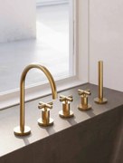 Hotbath Chap badrandcombinatie met 2 stopkranen en uitloop geborsteld messing PVD