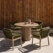 Set Van Ronde Tafel Ø120 Cm In Cement Namara En 4 Tuinstoelen Met Armleuningen In Acaciahout Karvia Licht Kameelbruin - Sklum