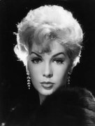 Foto Stella Stevens In 'How To Save, Archive Photos